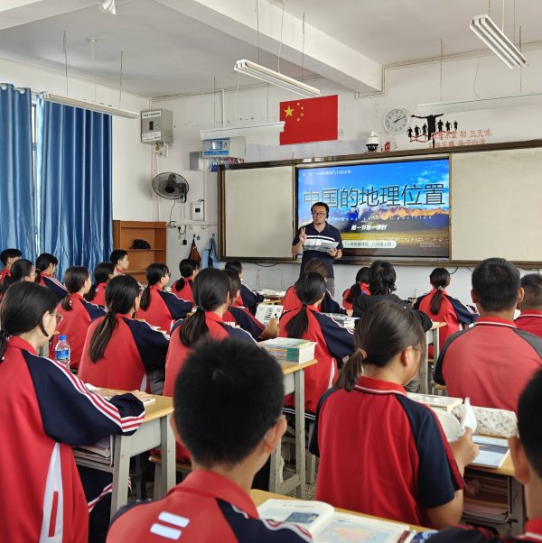 欧洲杯体育地舆敦朴李微楠手指舆图向孩子们栽种中国地舆大略-尊龙d88官网(中国)登录入口