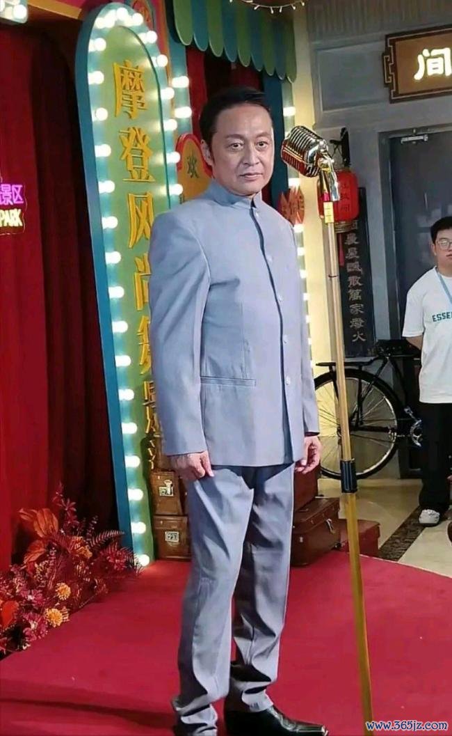 演员郑国霖景区献技火力全开 再现经典扮装引旅客飞扬