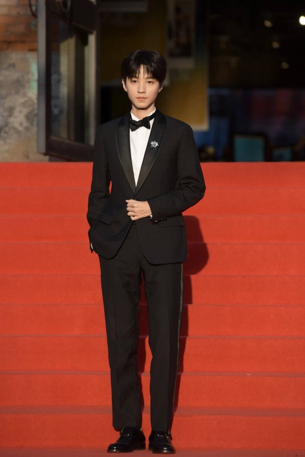 尊龙凯时体育王俊凯行为评审上台发言-尊龙d88官网(中国)登录入口