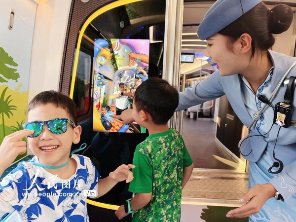 尊龙d88官网市民旅客乘坐三乐旅游铁路“转头之约”号列车动身-尊龙d88官网(中国)登录入口