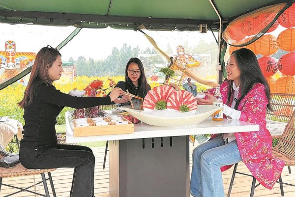 尊龙凯时体育搭客沿着这条涌现前行-尊龙d88官网(中国)登录入口