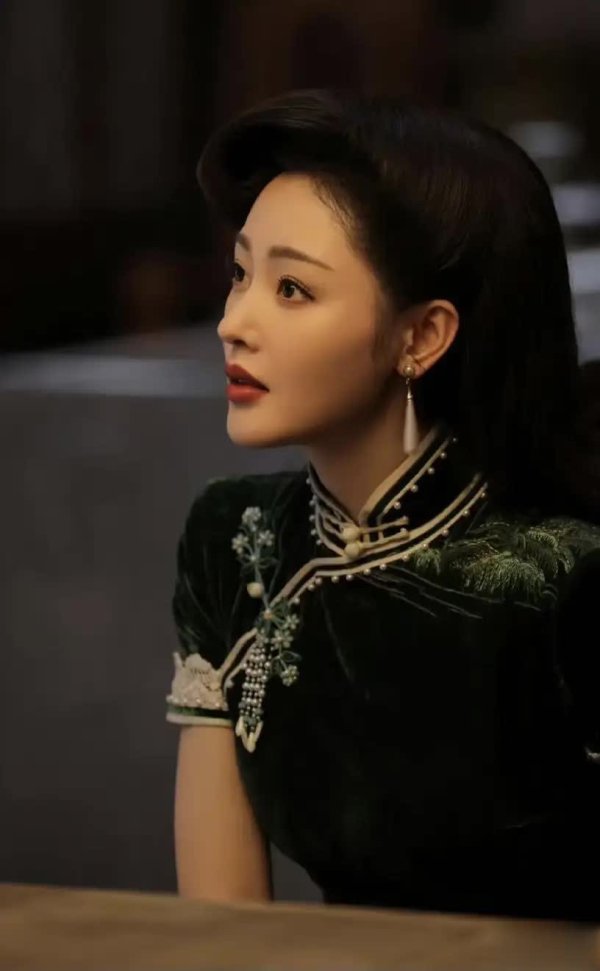 尊龙体育网她用形骸说话演绎出旗袍的动态之好意思：回身时的利落-尊龙d88官网(中国)登录入口