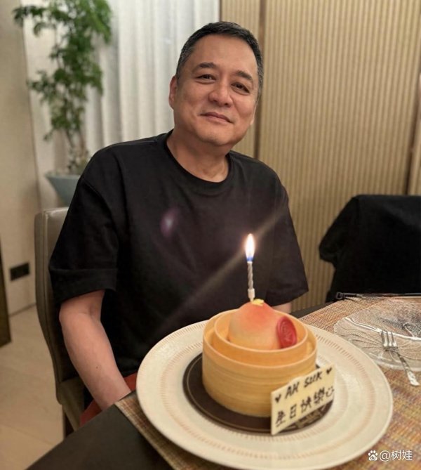 尊龙d88官网        梁朝伟与刘嘉玲坐在张叔平的双方-尊龙d88官网(中国)登录入口